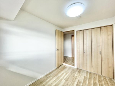 【洋室】 | 朝日プラザ松原Ｄ棟 | 全居室には収納を完備！普段使いのお洋服や小物はもちろん、季節物のお洋服などもしっかりと整理整頓おしまい頂けます。居室空間をより広く隅々までお使いいただけますね♪