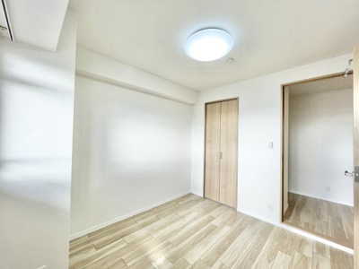 【寝室】 | 朝日プラザ松原Ｄ棟 | 木目のフローリングが暖かみのある室内に。明るい寝室で心地のいい朝を迎えられそう。