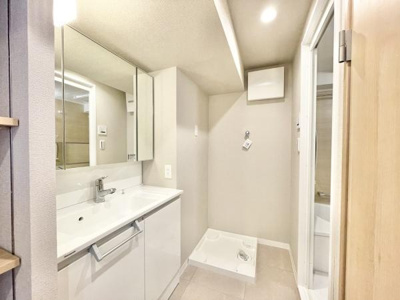 【独立洗面台】 | 朝日プラザ松原Ｄ棟 | ゆとりの洗面スペースで朝の身支度も快適スムーズに。３面鏡で髪のセットやお化粧もストレスなくこなせ、朝から気分良く通勤通学に向かえそうですね！鏡の裏にはたっぷりと収納スペースを標準装備！