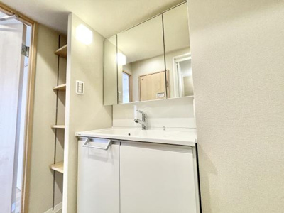 【独立洗面台】 | 朝日プラザ松原Ｄ棟 | 収納棚がありますのでタオルや洗剤などまとめておけます！

