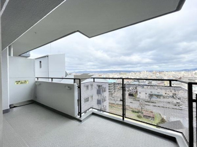 【バルコニー】 | 朝日プラザ松原Ｄ棟 | テーブルセットを広げ、夕涼みを楽しみながら一杯呑むのも楽しいかも…