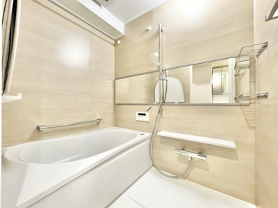 【浴室】 | 朝日プラザ松原Ｄ棟 | 限られた空間を広く見せるワイドミラーを採用したバスルーム。アクセントパネルで落ち着きのある雰囲気を演出♪