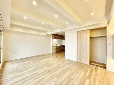 【居間・リビング】 | 朝日プラザ松原Ｄ棟 | 16.2帖のリビングダイニング。リビングは家族のオアシスへ
毎日家族が笑顔で生活する空間であるリビング。
