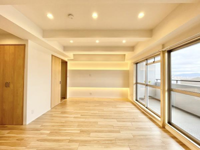 【居間・リビング】 | 朝日プラザ松原Ｄ棟 | 室内にいても、たっぷりの陽光と爽やかな風を感じて頂けます！
ご家族と穏やかに過ごす、心地の良い時間が流れます。