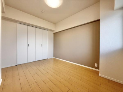 【子供部屋】 | ローレルハイツ東天美 | 収納を完備！ベッドや机の配置もしやすく好きなものを飾る楽しみもあるお部屋♪お好みの部屋を自由につくることができます！