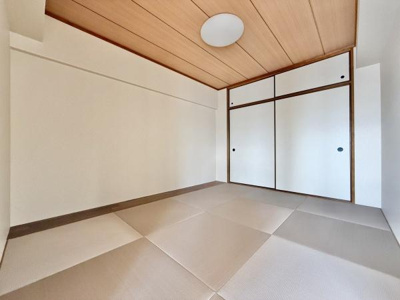 【和室】 | ローレルハイツ東天美 | LDKと隣接した6畳の和室。
お子様の遊び部屋・お昼寝スペースとして使うのもオススメです♪