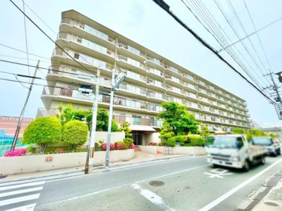 【外観】 | ローレルハイツ東天美 | 近鉄南大阪線「河内松原」駅が徒歩13分。
通勤にも外出にもアクセス良好。家族でおでかけすることも増えそうですね♪