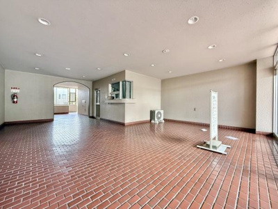 【エントランス】 | ローレルハイツ東天美 | 清潔に維持されている共用部。住む方のマナーの良さが感じられます！