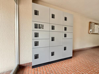 【その他共用部分】 | ローレルハイツ東天美 | 宅配ボックスがありますので荷物の受け取りも安心！