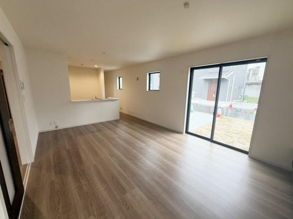 リーブルガーデン翠光台 １号棟 ／新築一戸建の居間・リビング|■窓が多く明るい光が射し込みます！