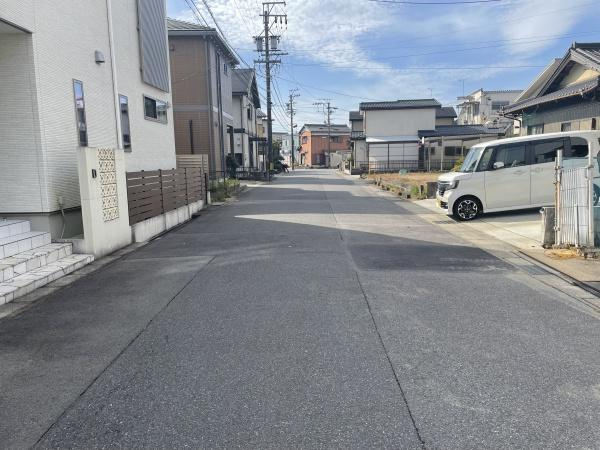 岡崎市青木町・中古戸建の前面道路含む現地写真