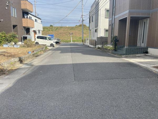 岡崎市青木町・中古戸建の前面道路含む現地写真