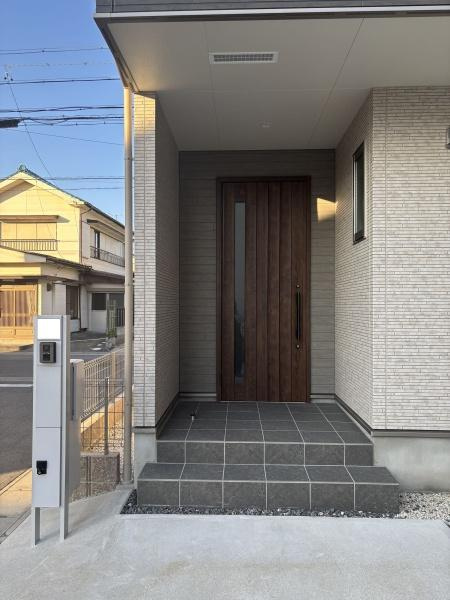 岡崎市矢作町加護畑・中古戸建の玄関|訪れる人を心地よく迎え入れます。