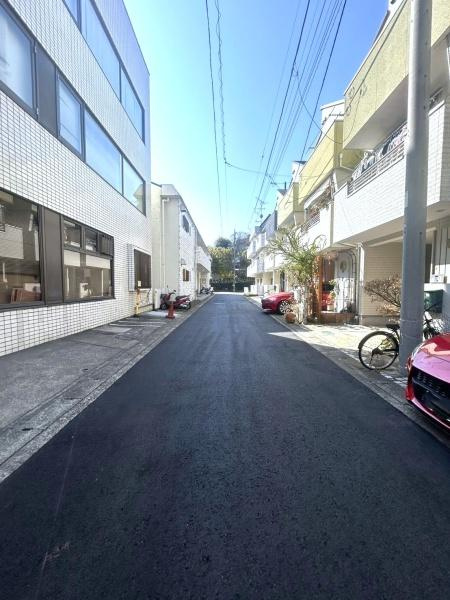 横浜市青葉区荏田町の中古一戸建の前面道路含む現地写真