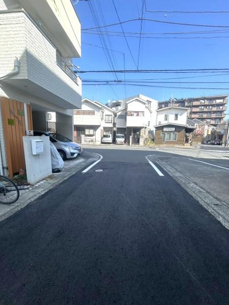 横浜市青葉区荏田町の中古一戸建の前面道路含む現地写真