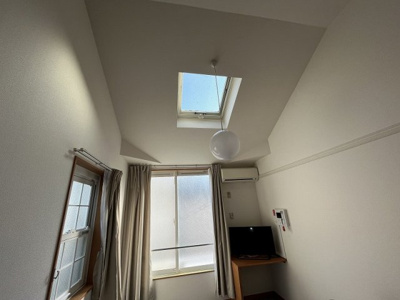 【居間・リビング】 | レオパレスパステルランド | ２階のみ天窓あり