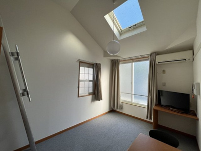 【その他】 | レオパレスパステルランド | 1階はフローリング仕様。各階１号室のみ小窓あり。