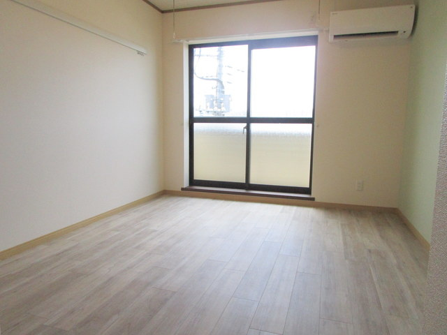 メゾンルミエールの居間・リビング