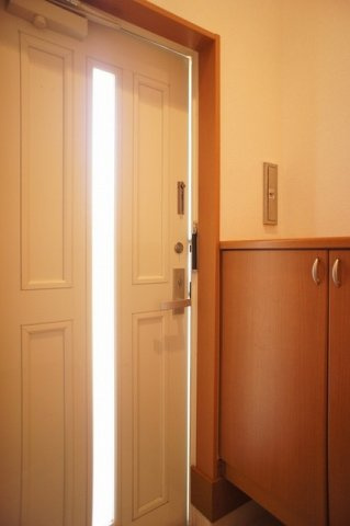 コンフォート岡小名Ａの玄関