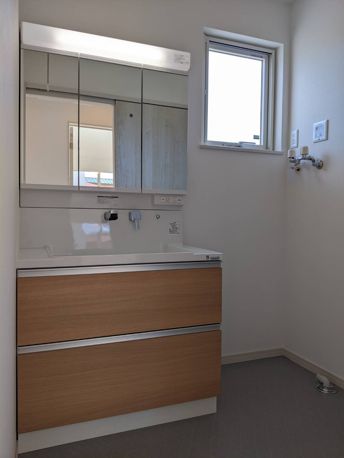 八戸市長苗代内舟渡　A棟の浴室|1坪タイプでゆったり入浴できる、浴室乾燥機・追焚機能付きバスルーム