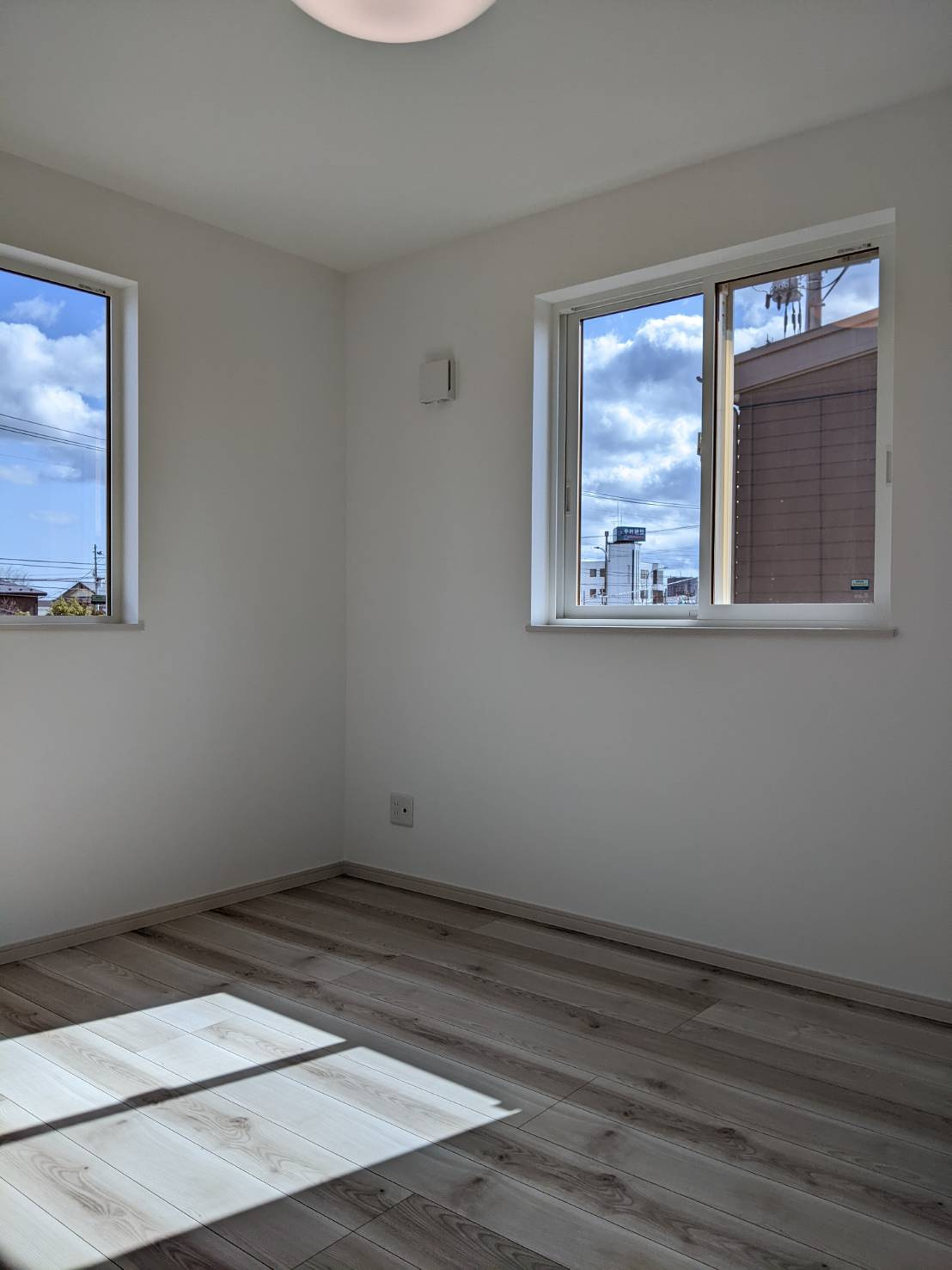 八戸市長苗代内舟渡　A棟の洋室|衣類をすっきり収納できるクローゼット