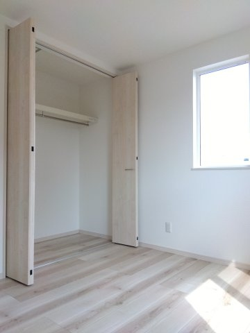 八戸市長苗代内舟渡　A棟の洋室|衣類や季節物をまとめて収納できるウォークインクローゼット