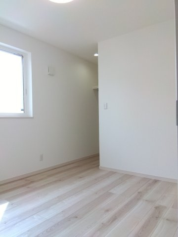 八戸市長苗代内舟渡　A棟のトイレ|アクセントクロスが映える、2階トイレ