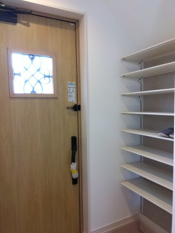 八戸市長苗代内舟渡　A棟の居間・リビング|家族の会話が自然と生まれる、対面キッチンのあるLDK