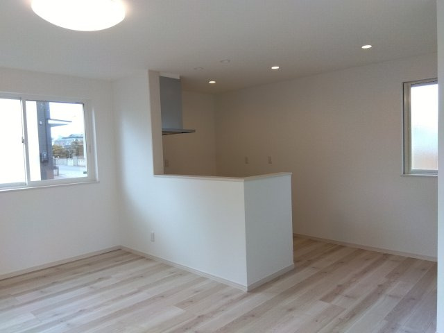 八戸市長苗代内舟渡　A棟の居間・リビング|キッチンからリビングを見渡せる、開放感のあるLDK