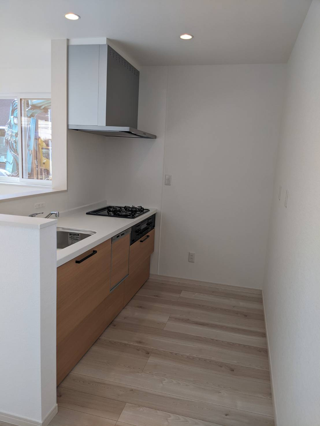 八戸市長苗代内舟渡　A棟のキッチン|食品や調理家電の収納に便利な、可動棚付きの収納スペース