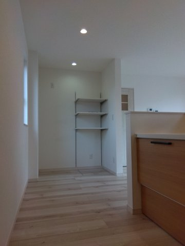 八戸市長苗代内舟渡　A棟の独立洗面台|収納力のある三面鏡付きの独立洗面台