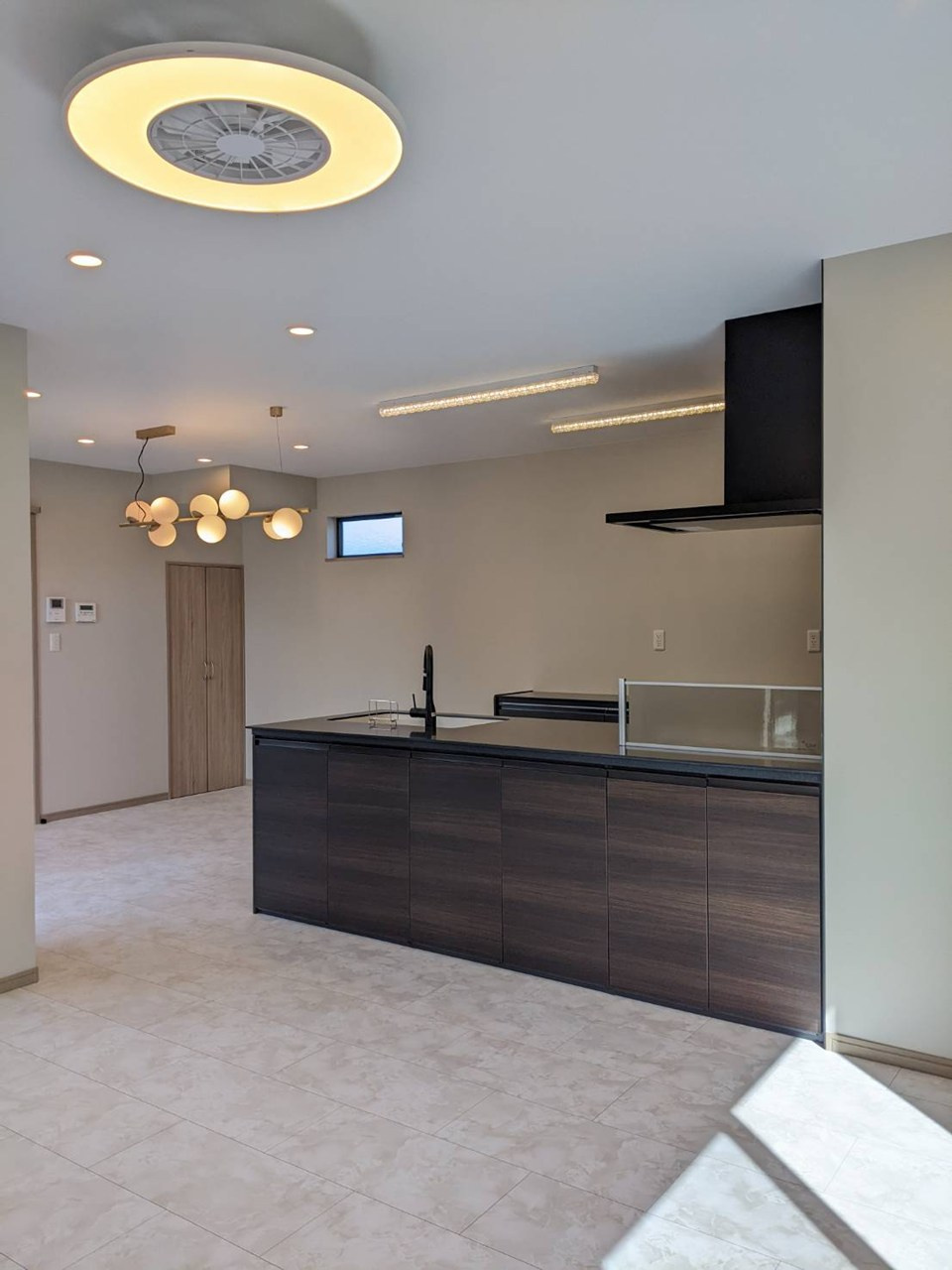 八戸市長苗代内舟渡　B棟のキッチン|タッチレス水栓付きで使い勝手の良いキッチン