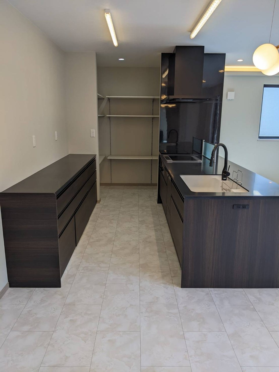 八戸市長苗代内舟渡　B棟のキッチン|食器や家電をすっきり収納できるカップボード