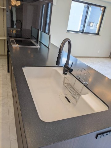 八戸市長苗代内舟渡　B棟の収納|食品や日用品をすっきり収納できる可動棚付きパントリー