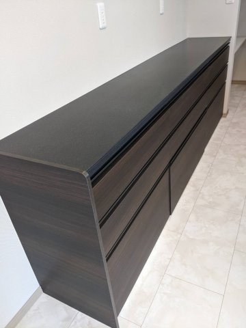 八戸市長苗代内舟渡　B棟の洗面所|ヘキサゴン柄のクロスが印象的な洗面室