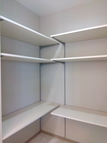 八戸市長苗代内舟渡の収納|食品や日用品をすっきり収納できる可動棚付きパントリー