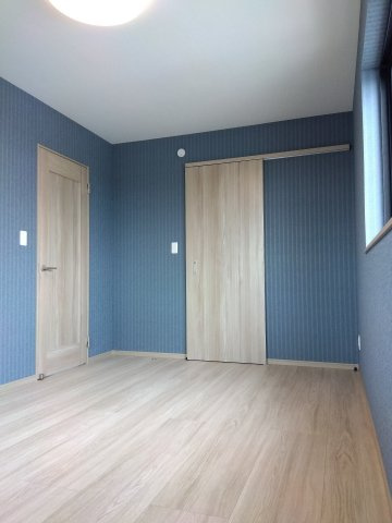 八戸市長苗代内舟渡　B棟の収納|衣類をたっぷり収納できるウォークインクローゼット