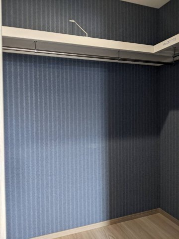 八戸市長苗代内舟渡　B棟の洋室|窓から光が入る明るい洋室