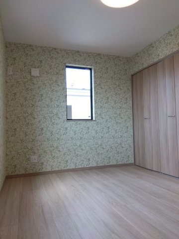 八戸市長苗代内舟渡　B棟の洋室|収納スペースを備えた洋室