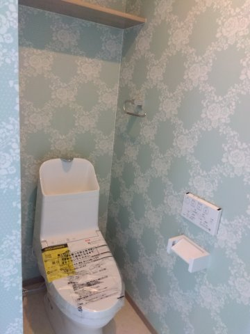 八戸市長苗代内舟渡　B棟の玄関|エコカラットとデザイン照明が印象的な玄関