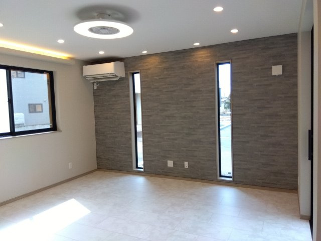 八戸市長苗代内舟渡　B棟の居間・リビング|シーリングファンと間接照明が上質な空間を演出するリビング