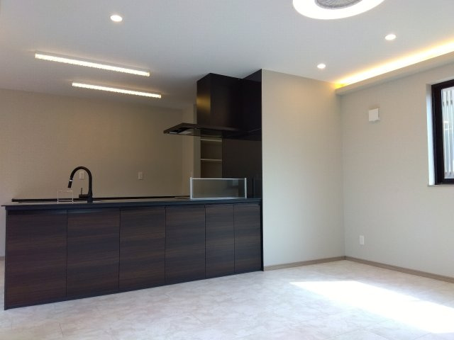 八戸市長苗代内舟渡　B棟のキッチン|カップボードやパントリーを備えた使いやすいキッチン