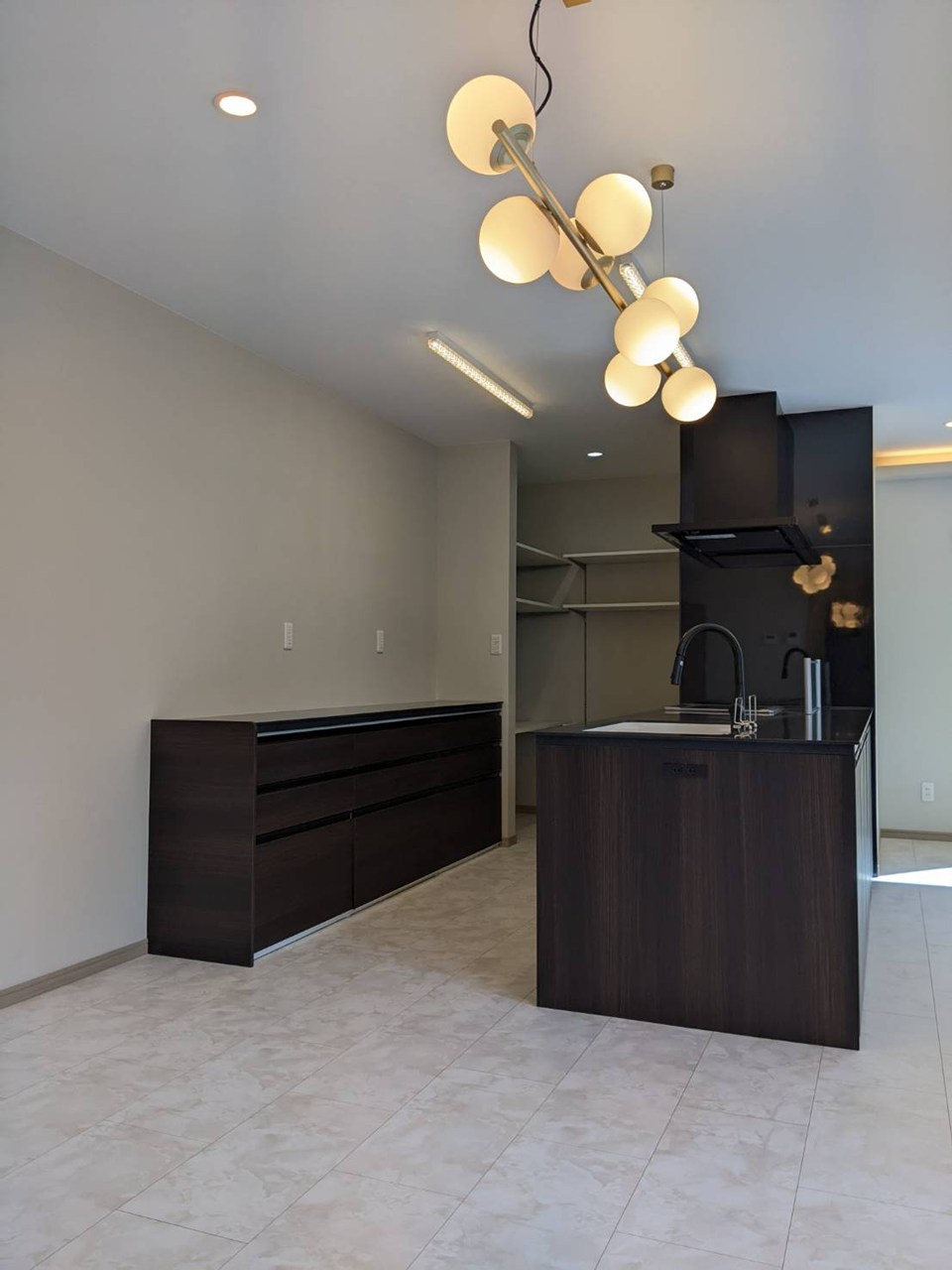 八戸市長苗代内舟渡　B棟のキッチン|ブラックカラーが空間を引き締めるモダンなキッチン