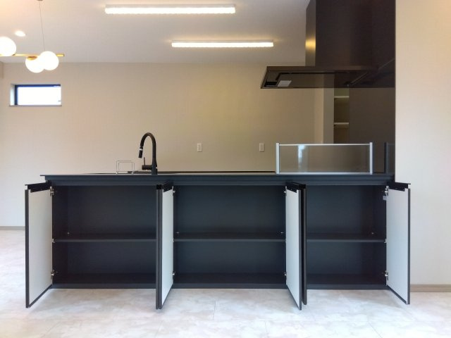 八戸市長苗代内舟渡　B棟のキッチン|カップボードやパントリーを備えた収納力のあるキッチン