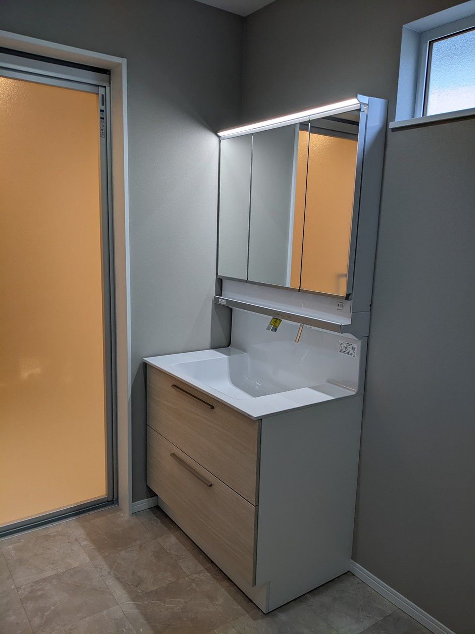 八戸市長苗代内舟渡　C棟の独立洗面台|三面鏡付きの使いやすい独立洗面台