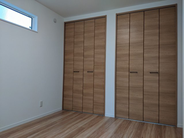 八戸市長苗代内舟渡　C棟の洋室|クローゼットを2か所備えた主寝室