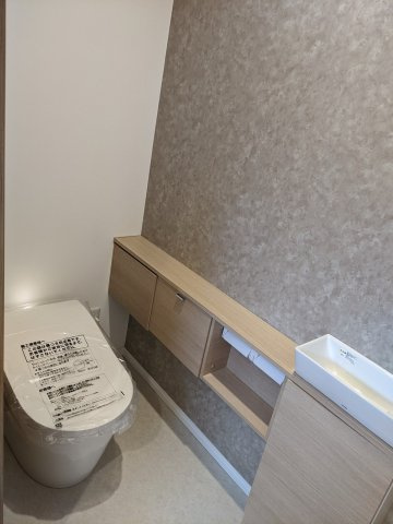 八戸市長苗代内舟渡　C棟のトイレ|温水洗浄便座付きのタンクレストイレ