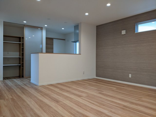 八戸市長苗代内舟渡　C棟の居間・リビング|対面キッチンを採用した広々19帖のLDK