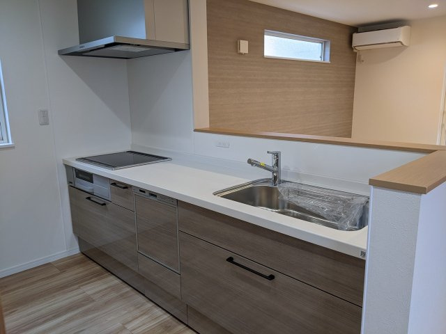 八戸市長苗代内舟渡　C棟のキッチン|食洗機やIH3口コンロを備えた機能的なキッチン