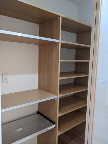 八戸市長苗代内舟渡　C棟の収納|大型カップボードを備えた使いやすいキッチン